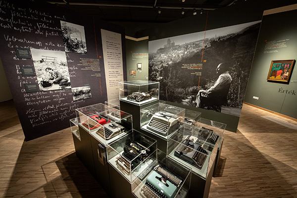 PIM70: A tárgyak társasága – írók gyűjteményei a Petőfi Irodalmi Múzeumban Jókai Mór sétapálcáitól Lázár Ervin nyakkendőgyűjteményéig