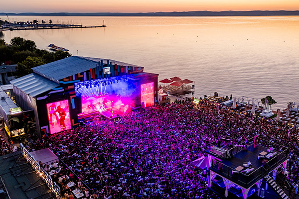 Kowalsky meg a Vega, Pool Party, DR BRS, és Bárány Attila hétvégén a Plázson
