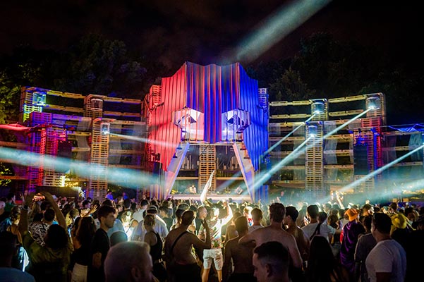 Európa egyik legkülönlegesebb elektronikus zenei helyszíne idén Yettel Colosseum néven újul meg a Szigeten